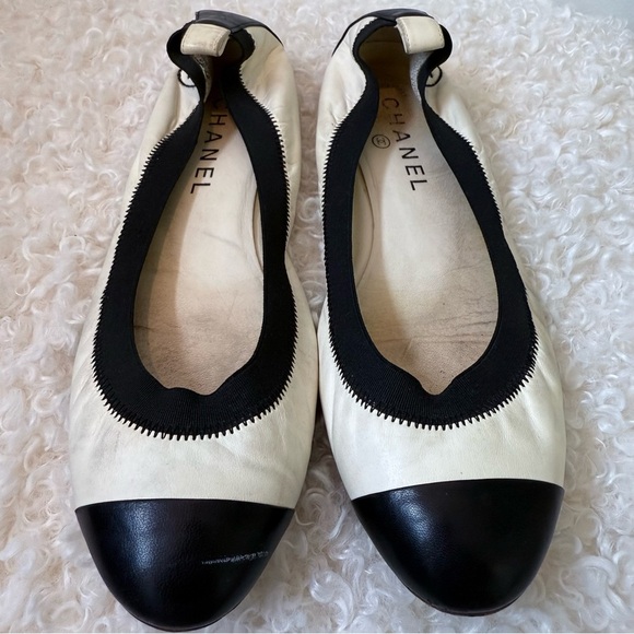 CHANEL White and Black Toe Cap and Heel Logo Ballet Flats 39 - Picture 9 of 11